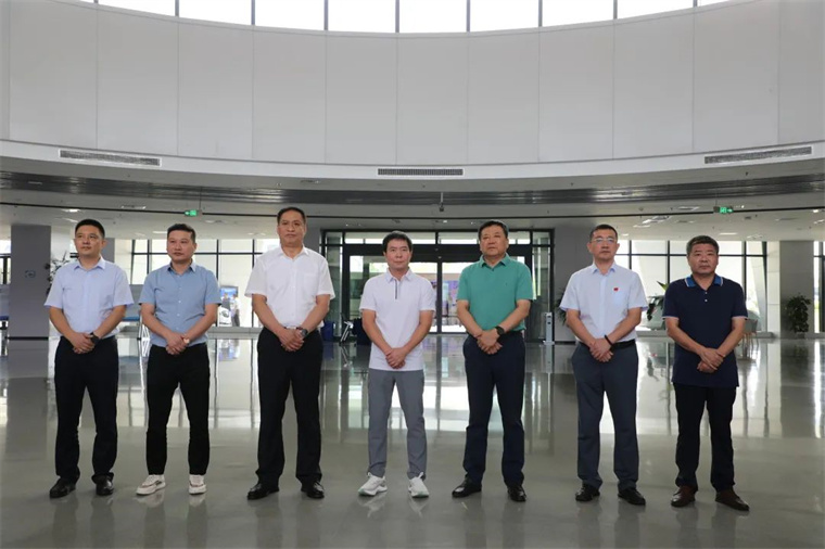 熊猫体育官方网站体育陪同舒华体育来滨考察体育产业发展情况